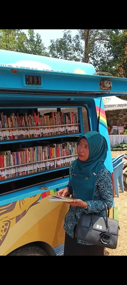 BUNDA LITERASI KECAMATAN PAKIS AJI Kunjungan Perpustakaan Keliling pada Pembukaan TMMD Sengkuyung Tahap V di Lapangan Desa Bulungan