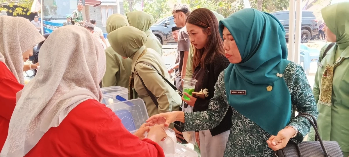 KETUA DEKRANASDA KECAMATAN PAKIS AJI Kunjungan dan Dukungan terhadap UMKM pada Pembukaan TMMD Sengkuyung Tahap V di Lapangan Desa Bulungan