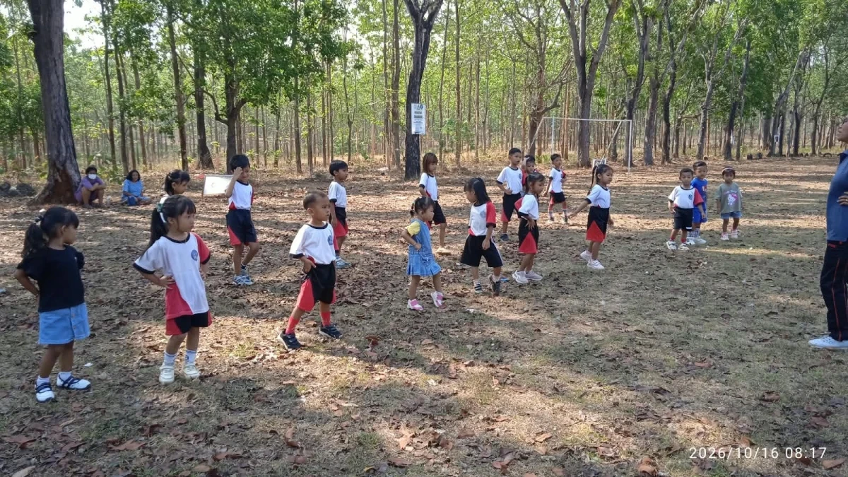 Sehat dan Ceria Bersama: Kemeriahan Senam Pagi Murid dan Guru TK Lidya Kedung Mulyo