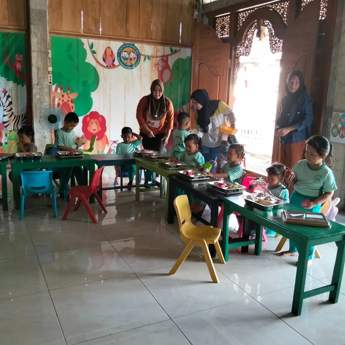 Kegiatan pembagian MBG di Pos Paud Kasih Ibu
