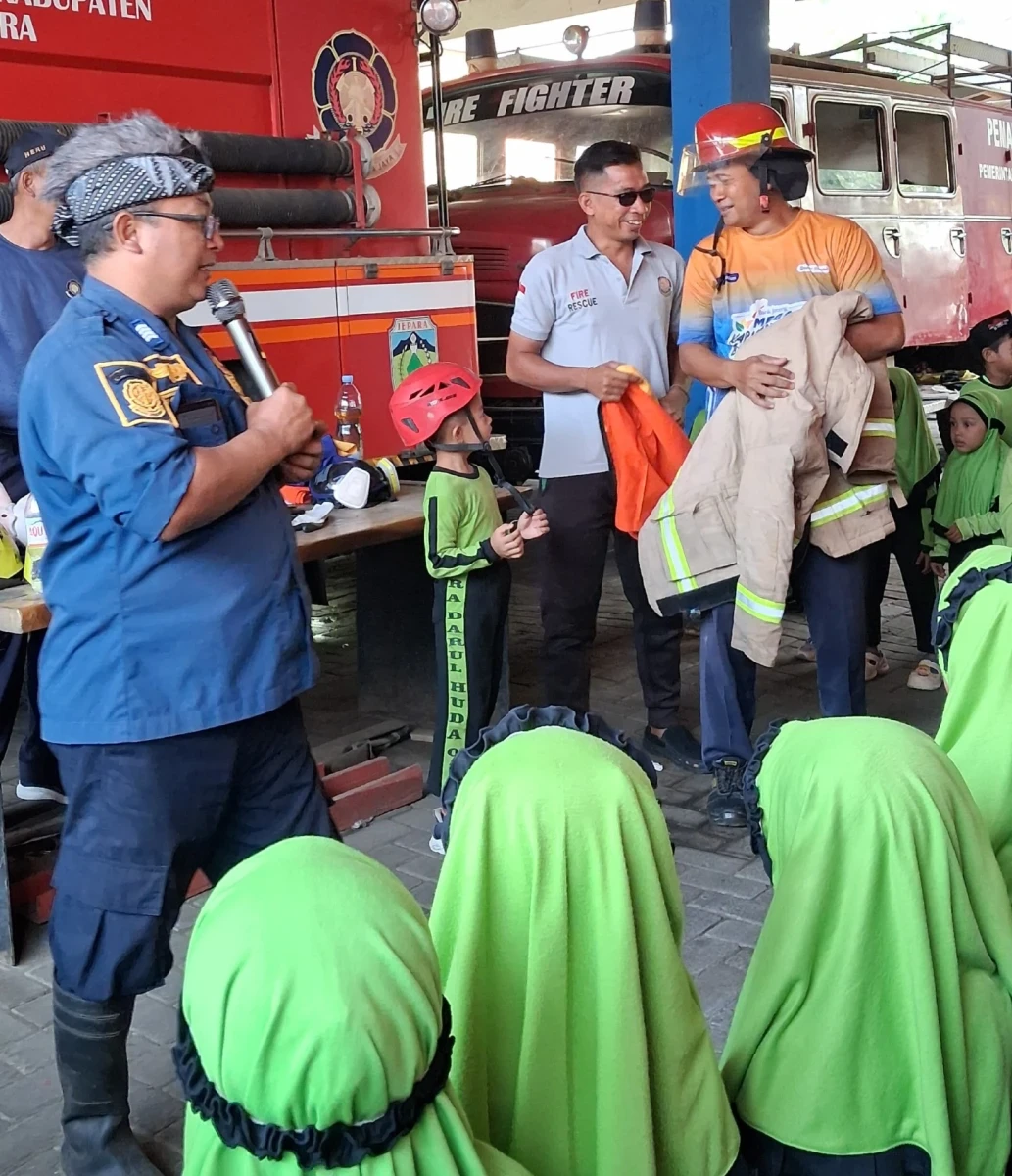 Mengenal Profesi Penyelamat: RA Darul Huda 1 Karanggondang Belajar APD dan Simulasi Pemadaman Api di Damkar Jepara