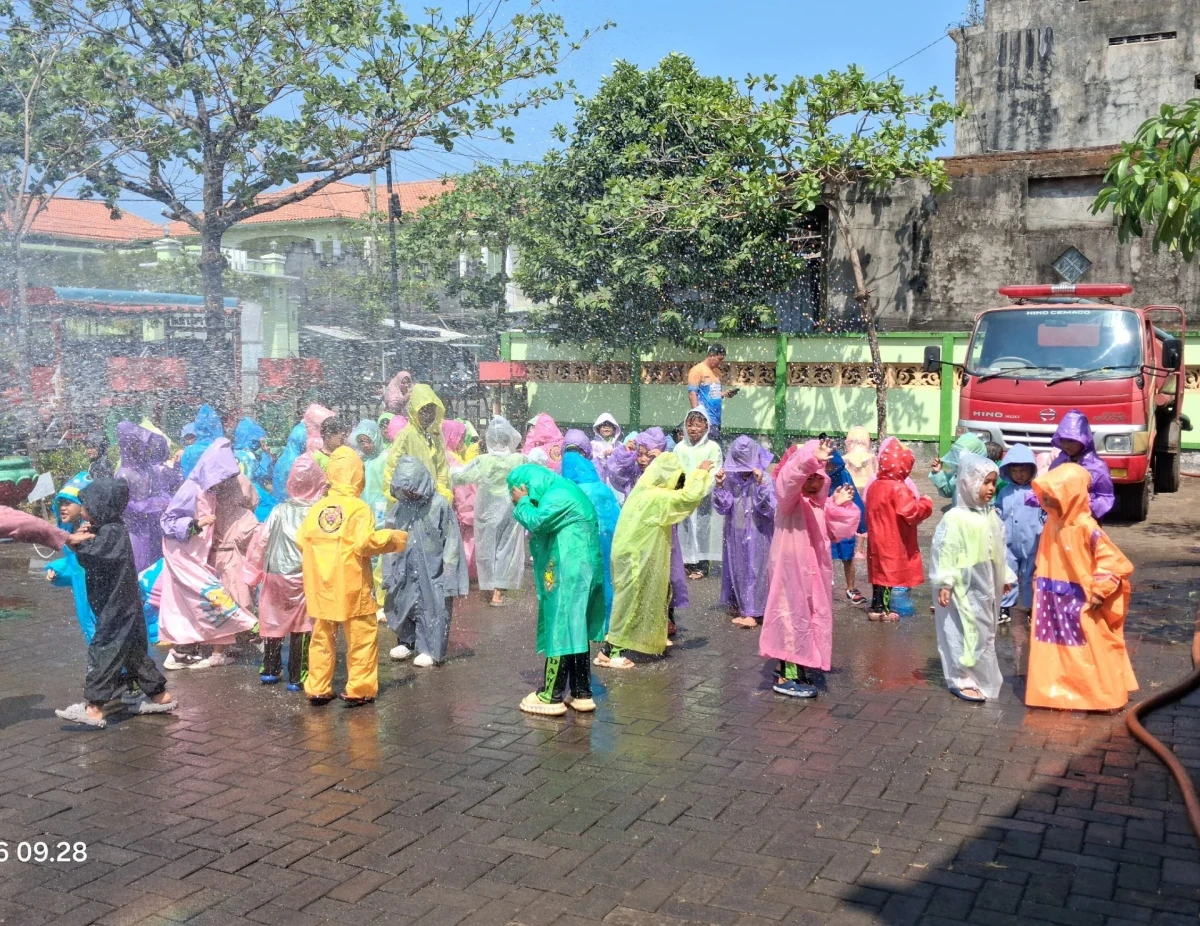 Sensasi Hujan Buatan: Anak RA Darul Huda 1 Karanggondang Belajar Mitigasi Bencana bersama Damkar Jepara