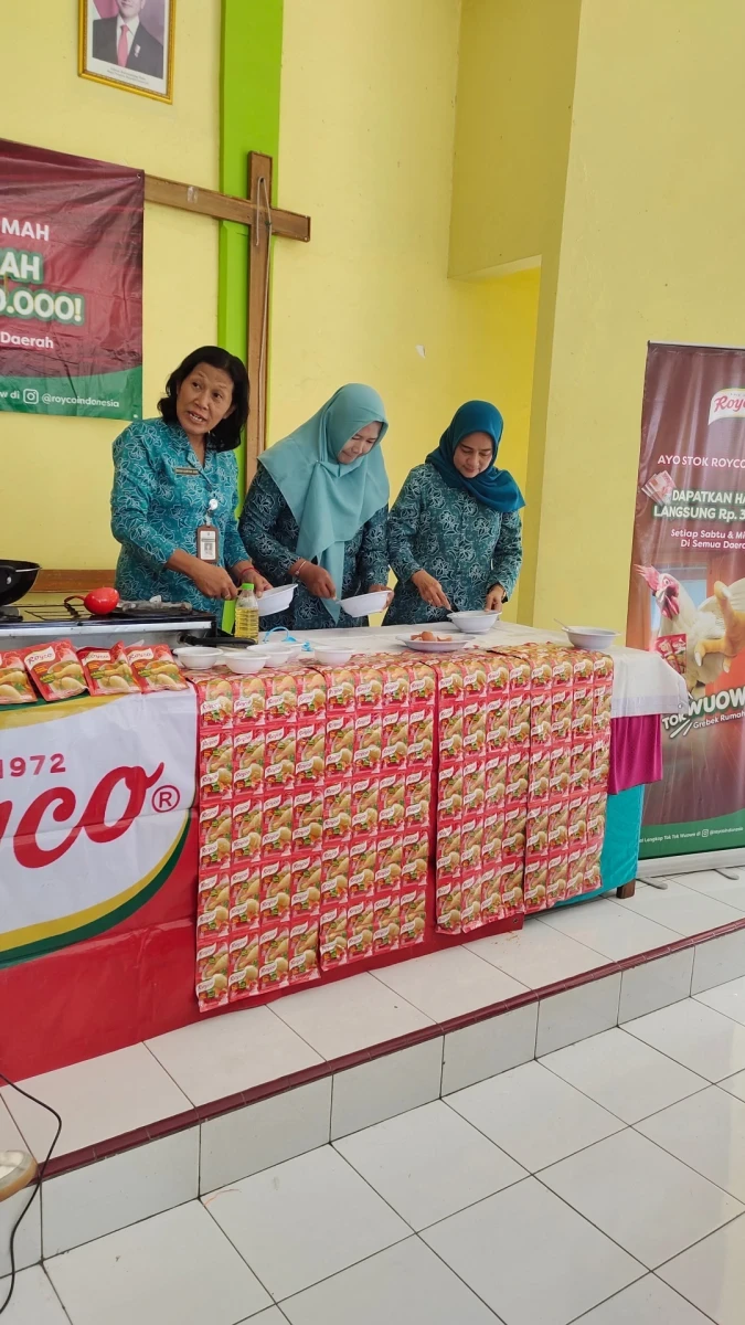 Lomba mengocok telur 