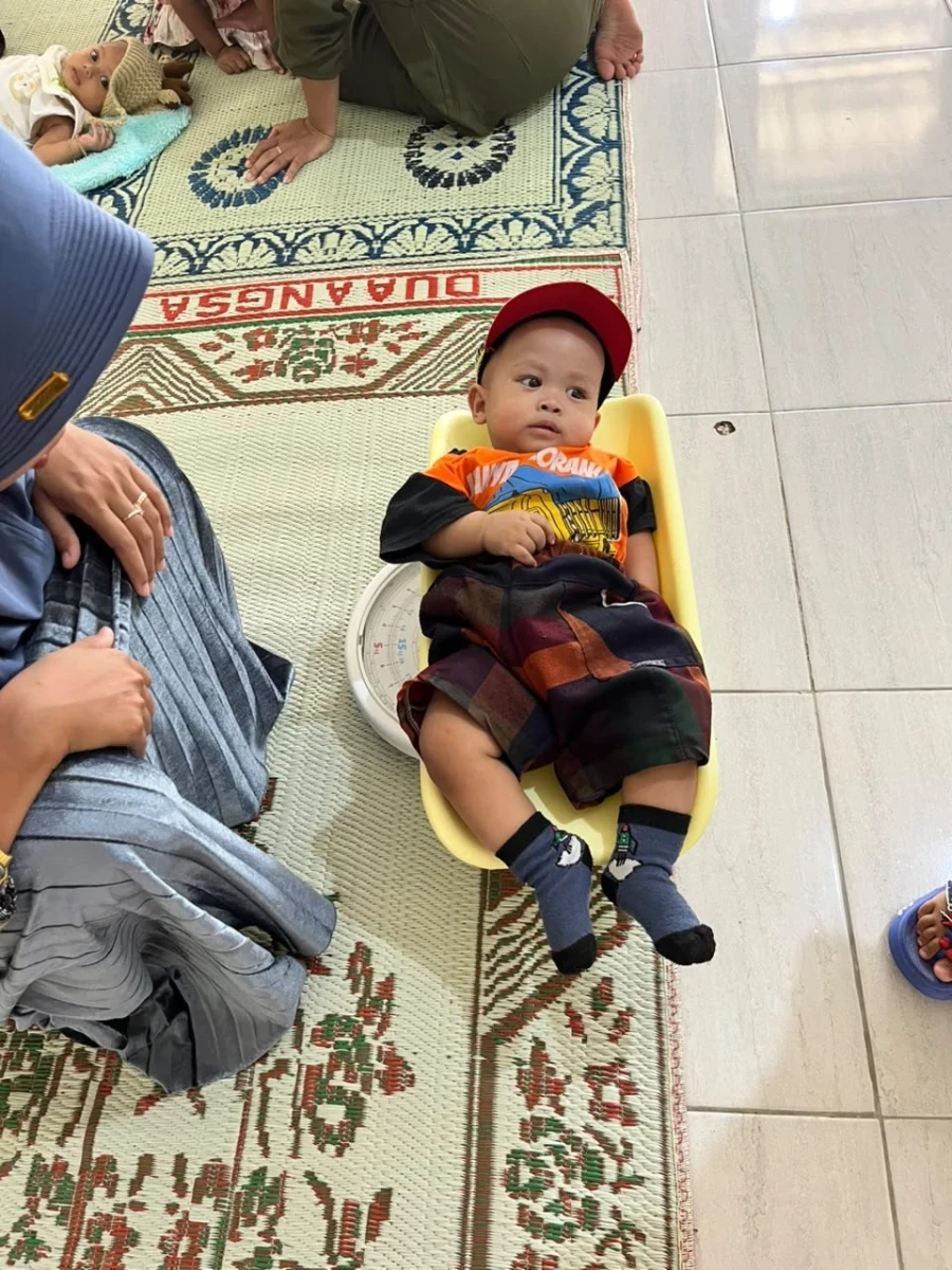 Penimbangan balita didesa Kambangan 