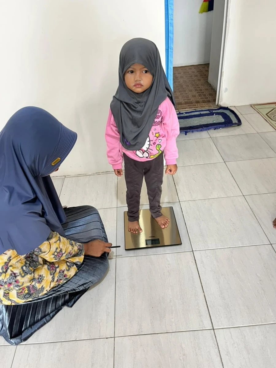 Penimbangan balita  diposyandu Kambangan 