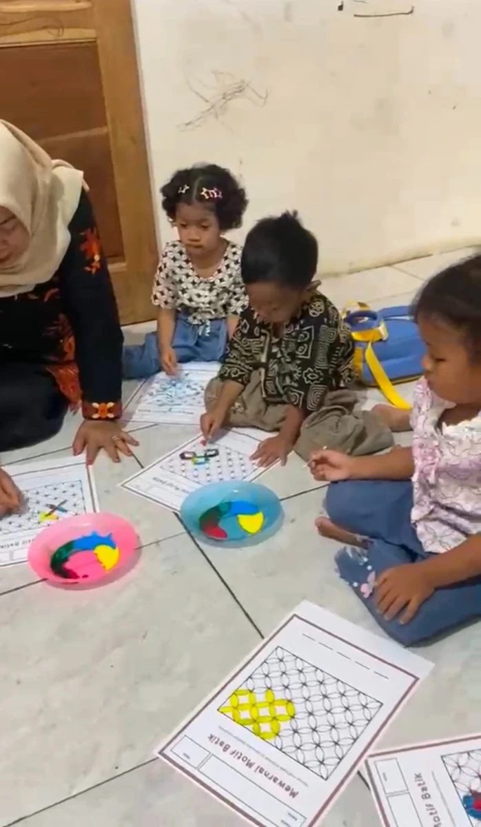 Peringatan hari batik Nasional di paud permata bunda bunaan PKK Desa Mambak