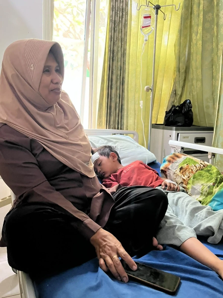 Mengunjungi anak Anggita PKK yang sakit 