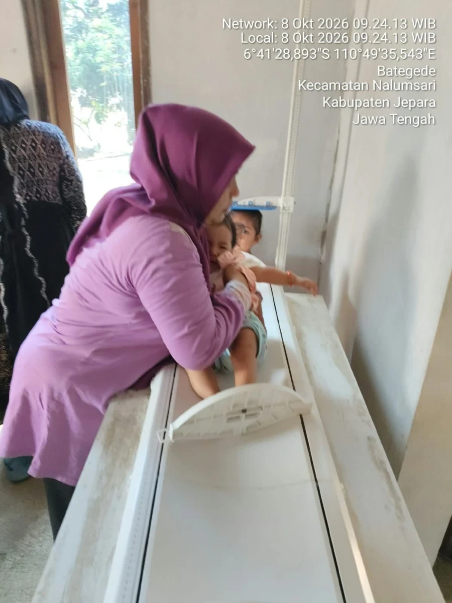 Penimbangan balita di RT 1