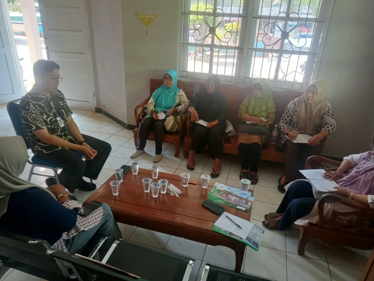 Mengikuti rapat koordinasi umkm di kantor kecamatan kembang dalam rangka persiapan bazar  memperingati hari santri di jati cinde