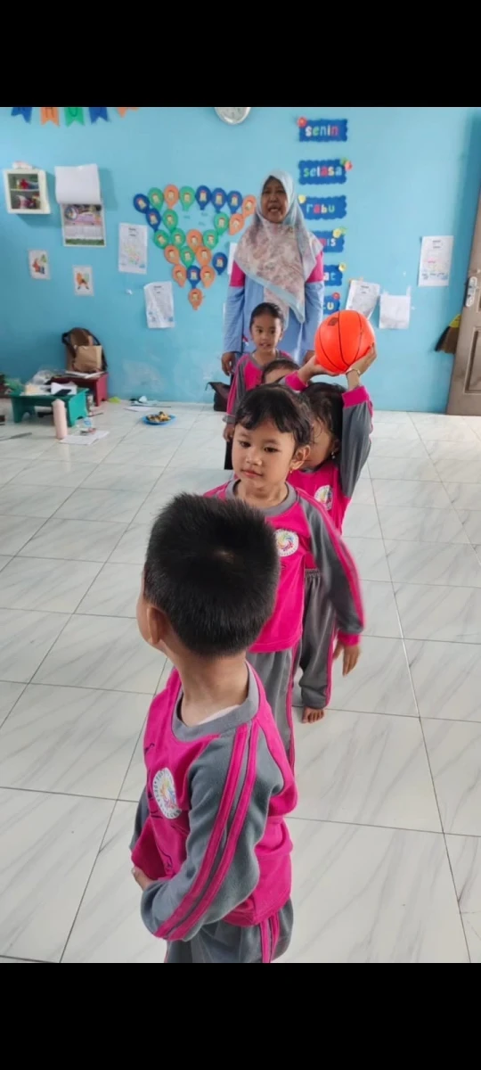 Bermain estafet bola 
