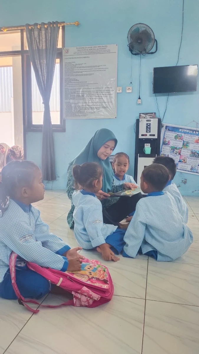 Membacakan buku cerita kepada anak 