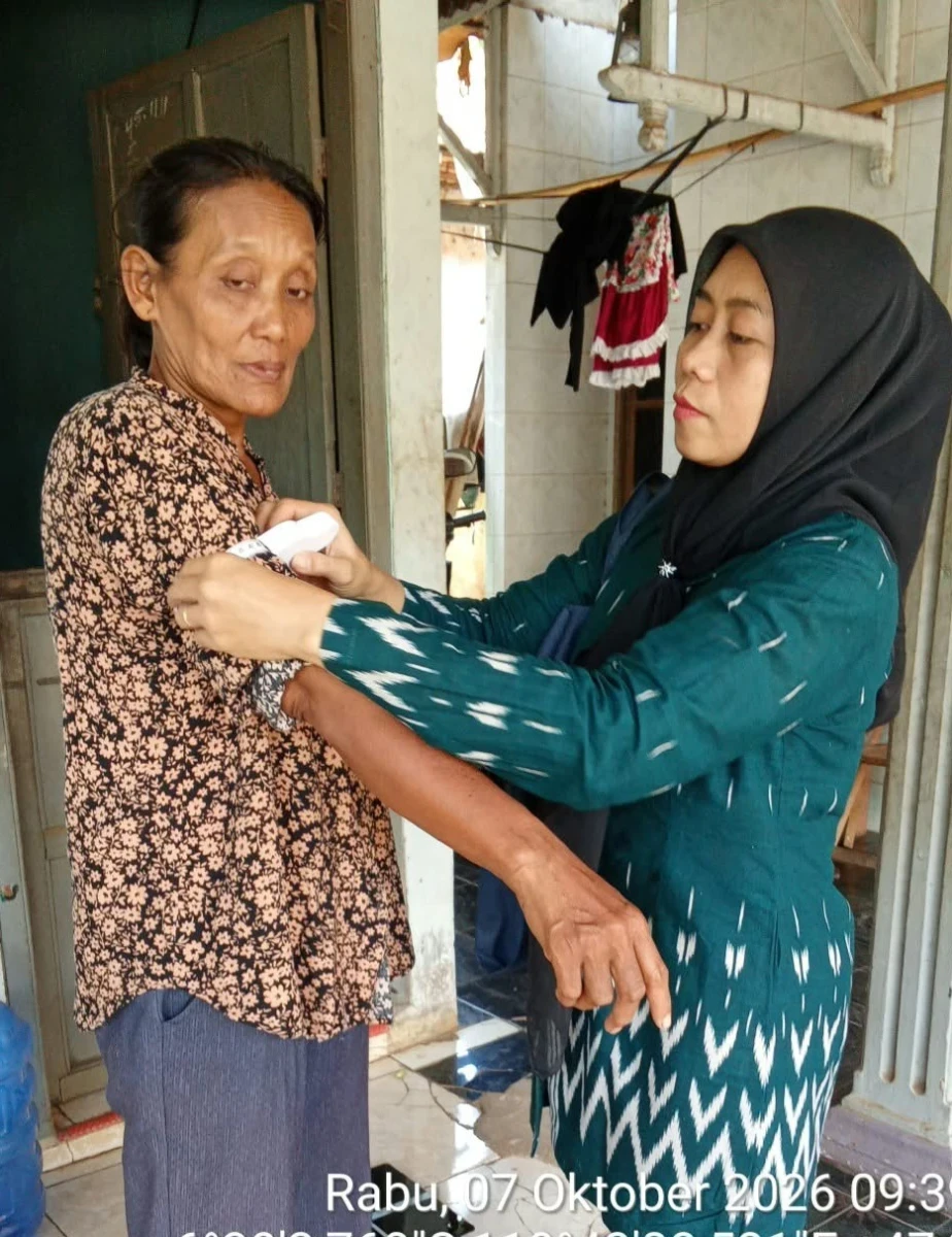 Optimalkan Pelayanan Lansia, Kader Posyandu RT 02 RW 05 Desa Karanggondang Garap Rekapitulasi Data Door-to-Door