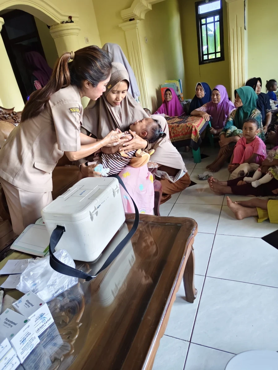 Pemberian imunisasi oleh Bu bidan 