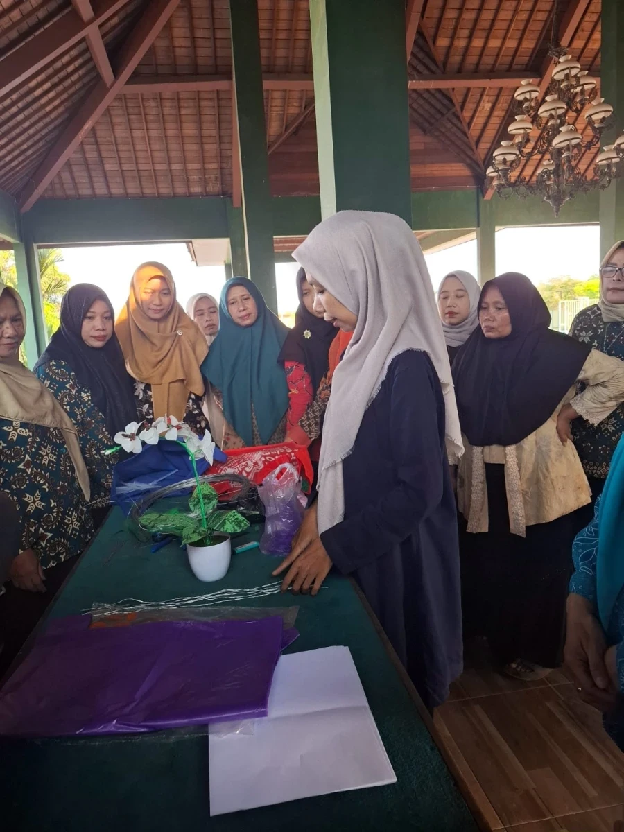 Pelatihan Keterampilan Bunga dari Limbah Plastik