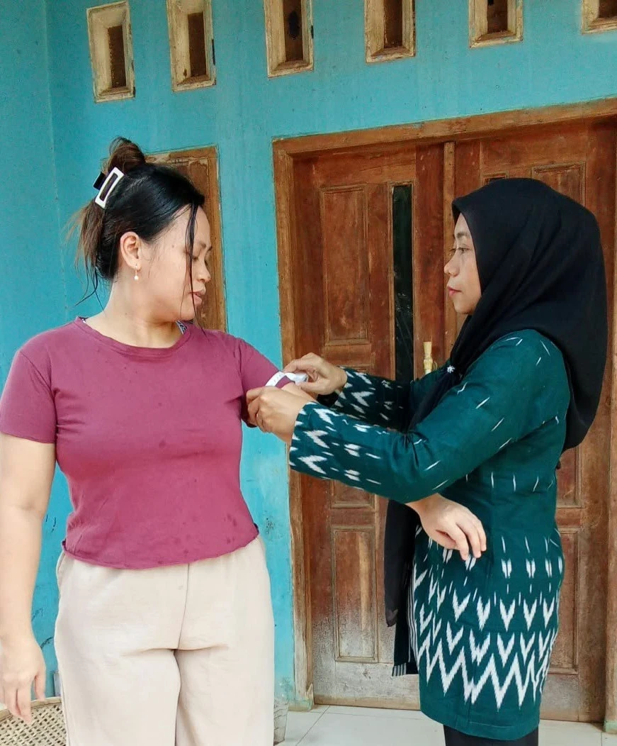 Dukung Kesehatan Ibu dan Bayi: Kader Posyandu Kunjungi Rumah Busui di RT 02 RW 05 Desa Karanggondang