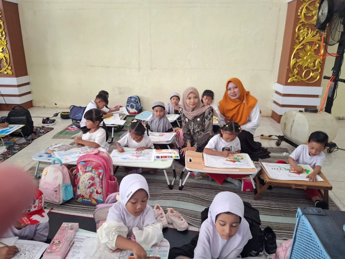 PENDAMPINGAN BUNDA PAUD KECAMATAN DONOROJO PADA LOMBA MEWARNAI DI PANTAI BANDENGAN 