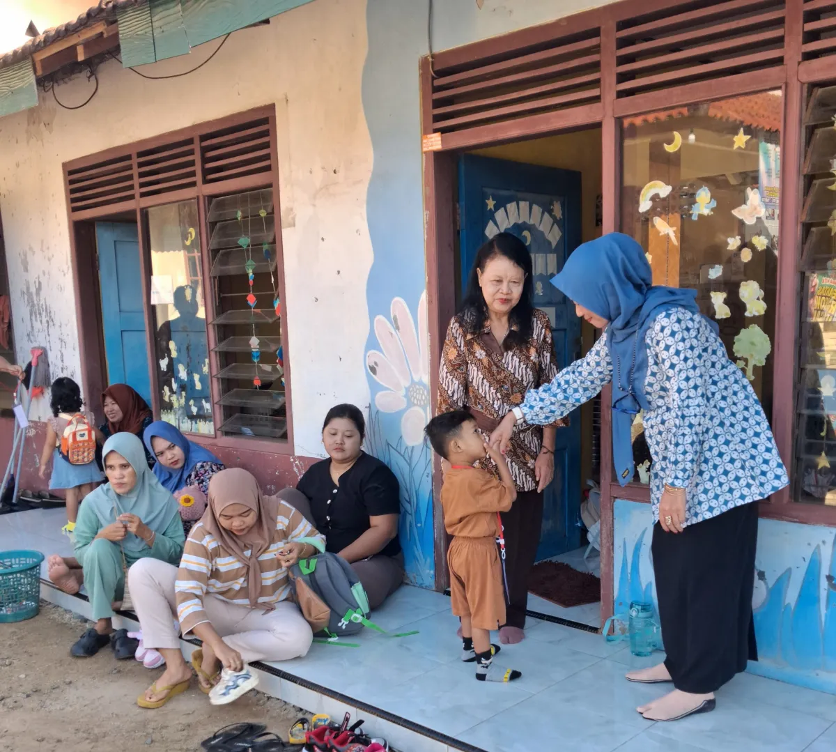 Bunda PAUD Desa Karanggondang Kunjungi Pos PAUD Ceria dalam Rangka Masa Pengenalan Lingkungan Satuan Pendidikan (MPLS)