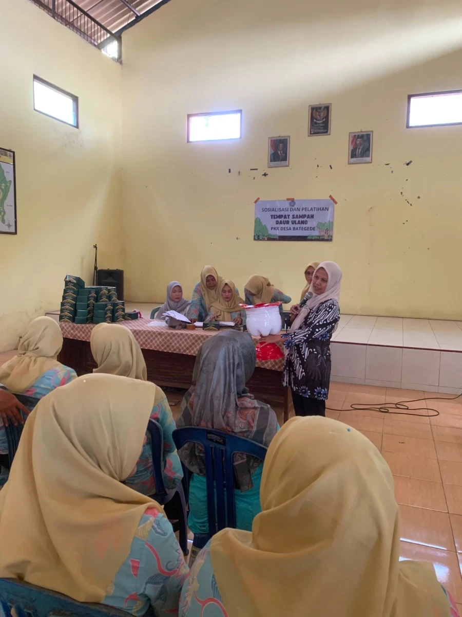 Sosialisasi  dan pelatihan tempat sampah daur ulang 