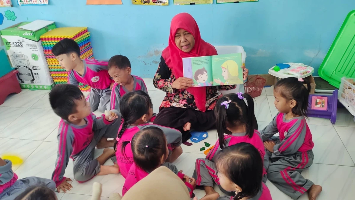 Membaca buku cerita bergambar 