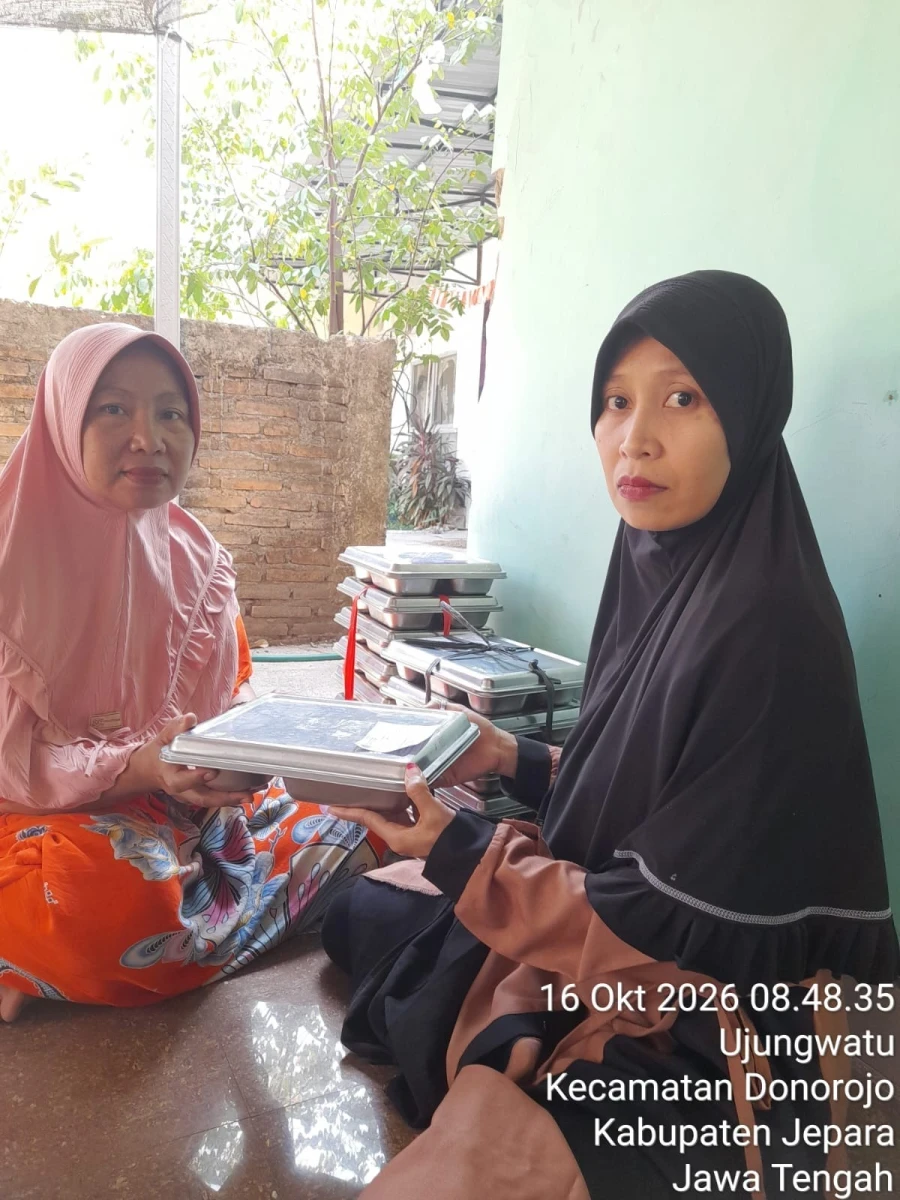 TP.PKK DESA DAMPINGI PENDISTRIBUSIAN MBG DI POS 05 RW 02 SIDOREJO