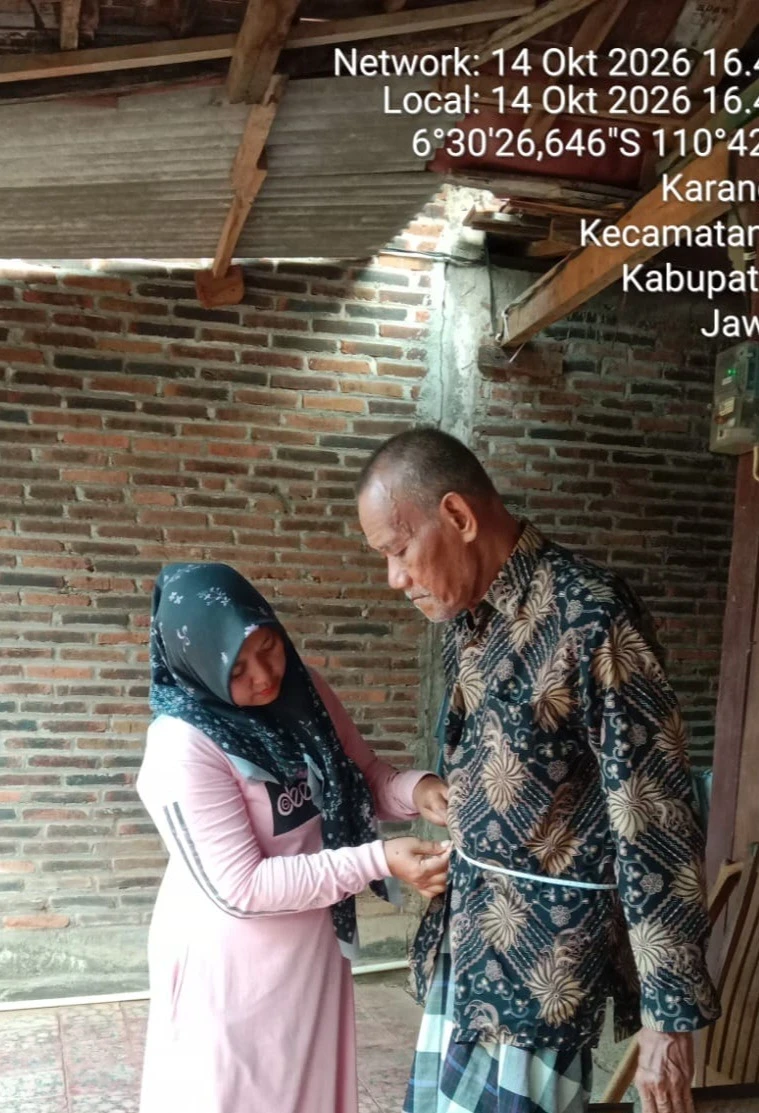 Optimalkan Pelayanan Lansia, Kader Posyandu RT 02 RW 04 Desa Karanggondang Garap Rekapitulasi Data Door-to-Door