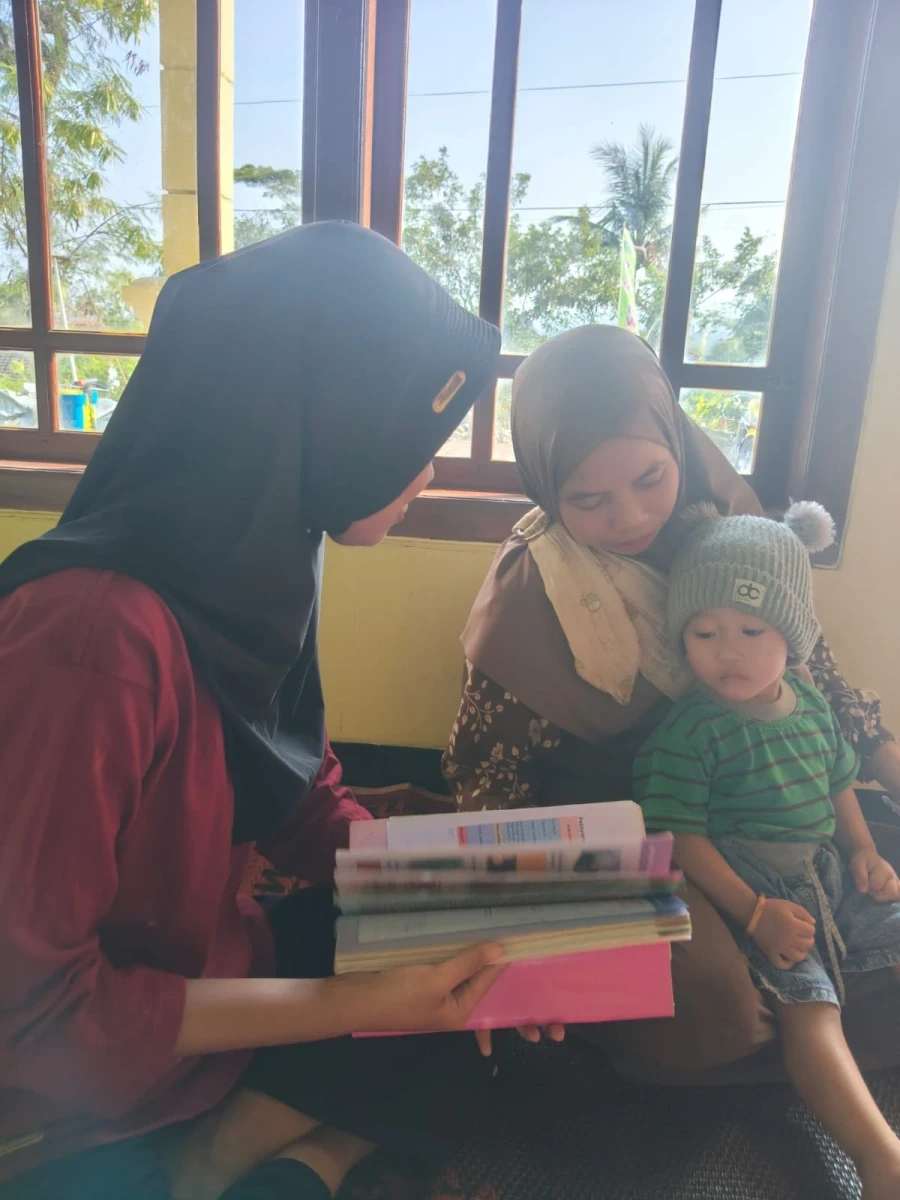 Kader posyandu menjelaskan guns buku kia