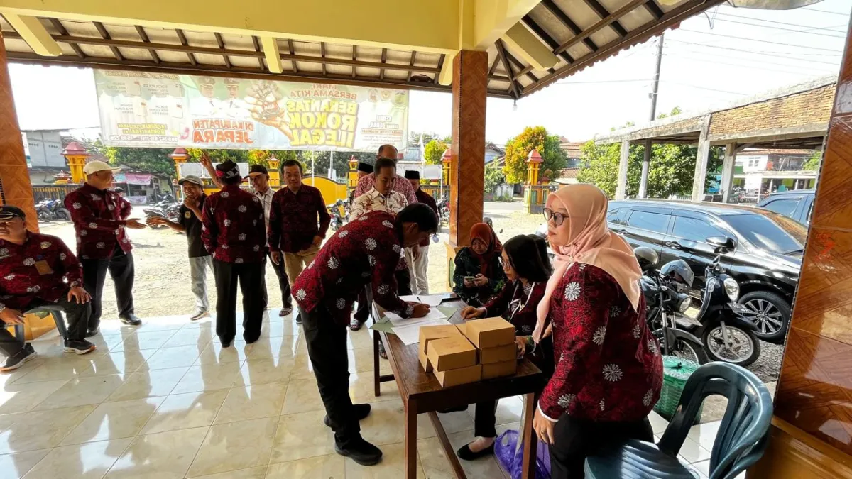 Ketua TP PKK Desa Karanggondang Hadiri Musyawarah Desa (Musdes) di Balai Desa