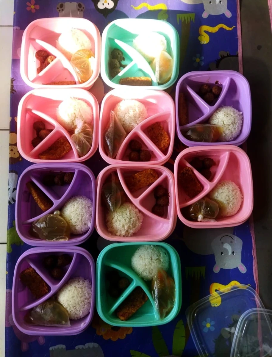 Pembagian nasi setiap hari Jum'at oleh PMT DESA