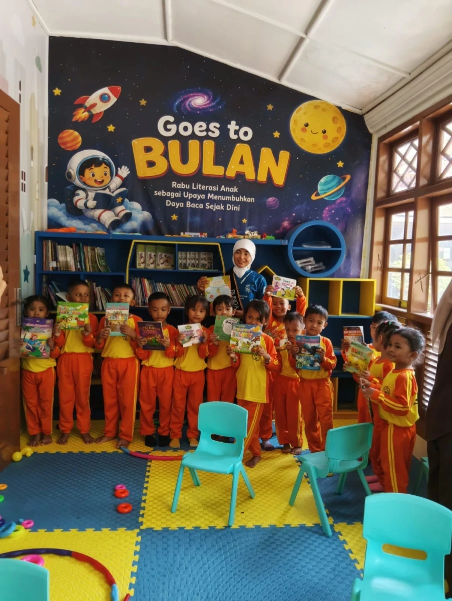 Bunda PAUD Kecamatan Mlonggo Sekaligus Bunda Literasi Ajak Anak TK Bina Marta Cintai Buku di Pojok Pelangi Kartini