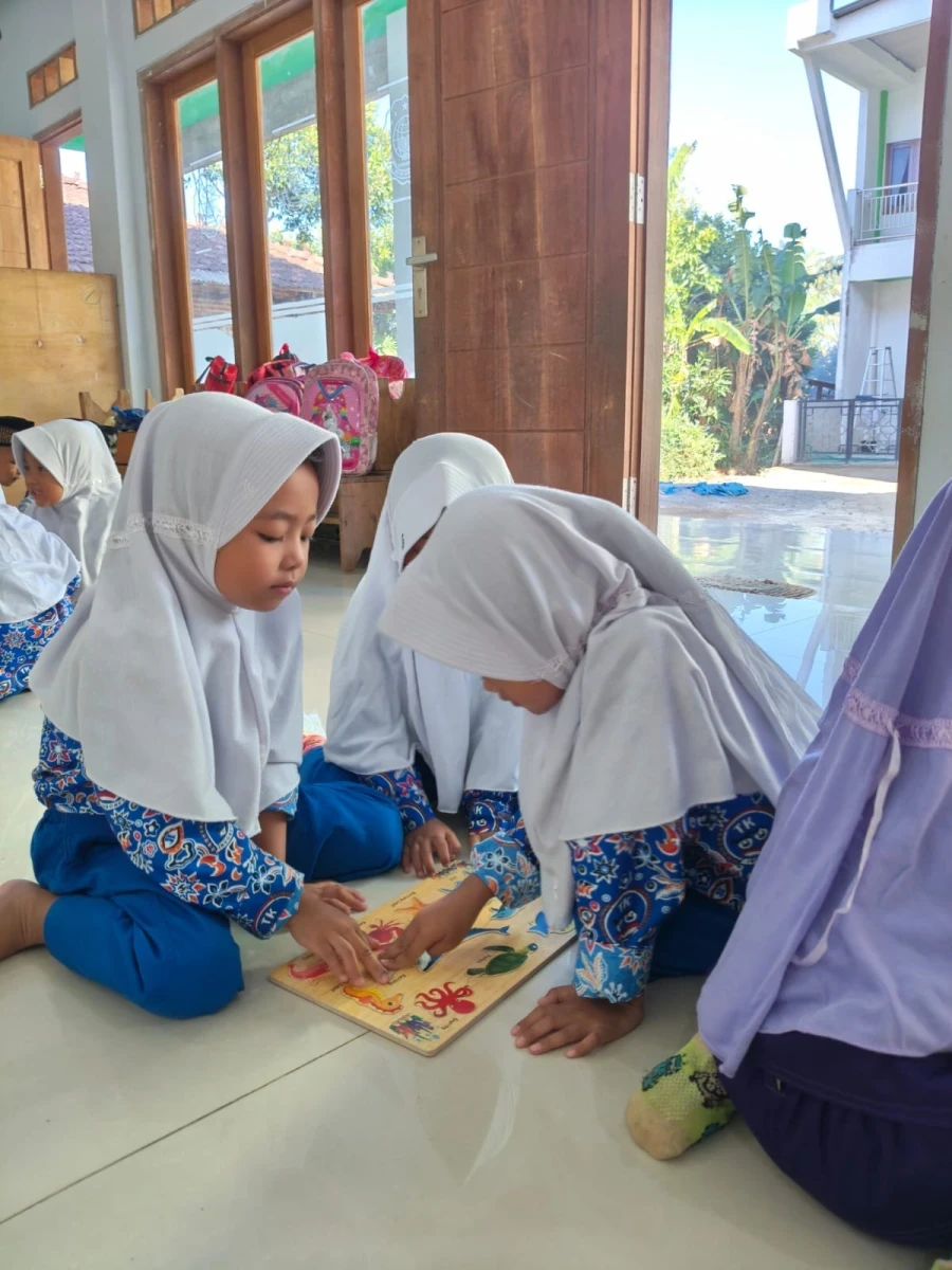 Merangkai leggo dari binatang 