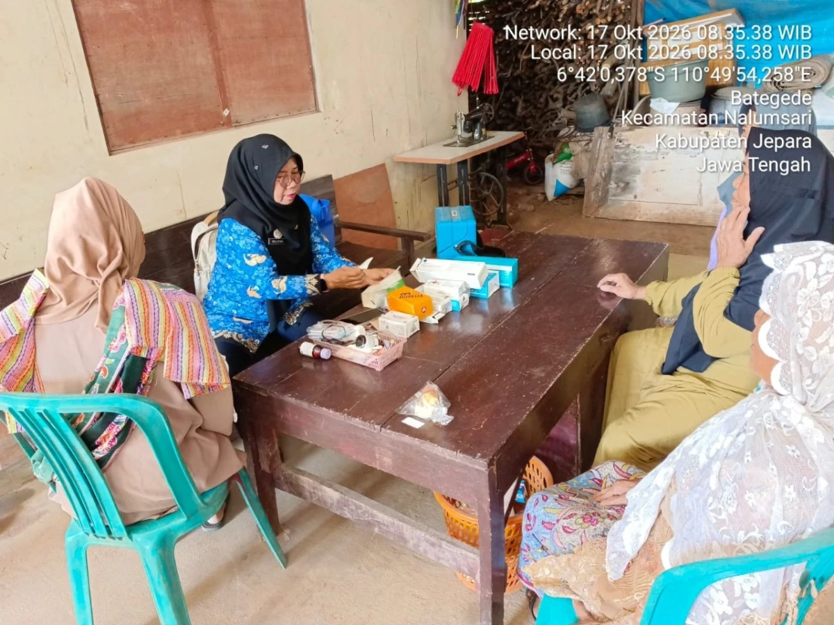 Pemberian imunisasi oleh Bu bidan 