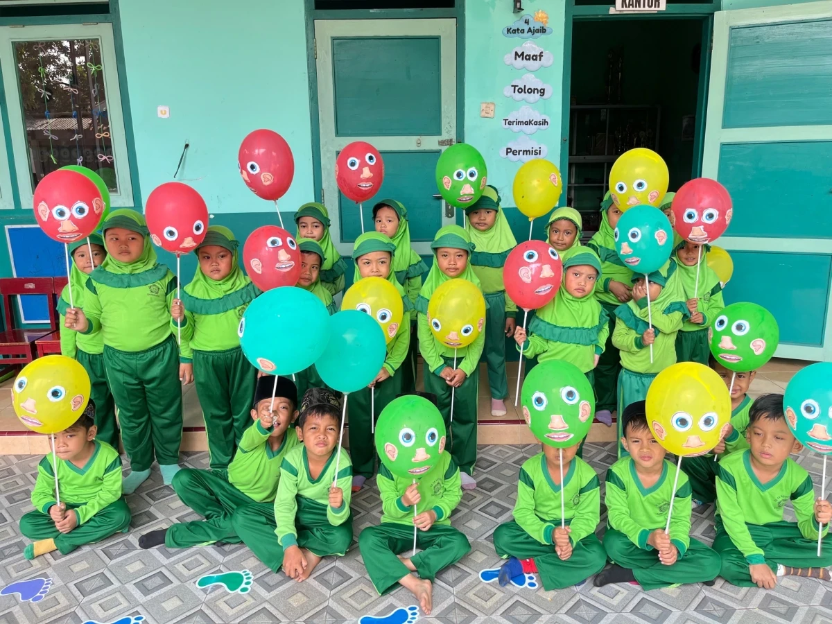 Kegiatan melatih kreatifitas dan mengenal fungsi panca indra