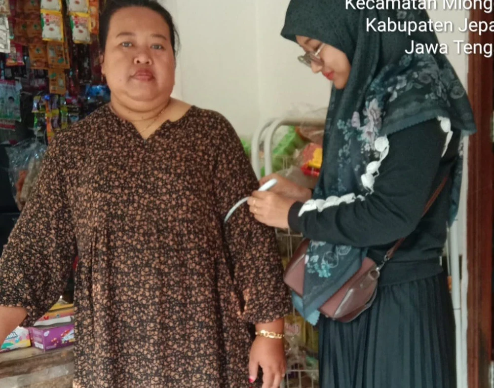 Kunjungan Rumah Sasaran Dewasa oleh Kader Posyandu RT 04 RW 04
