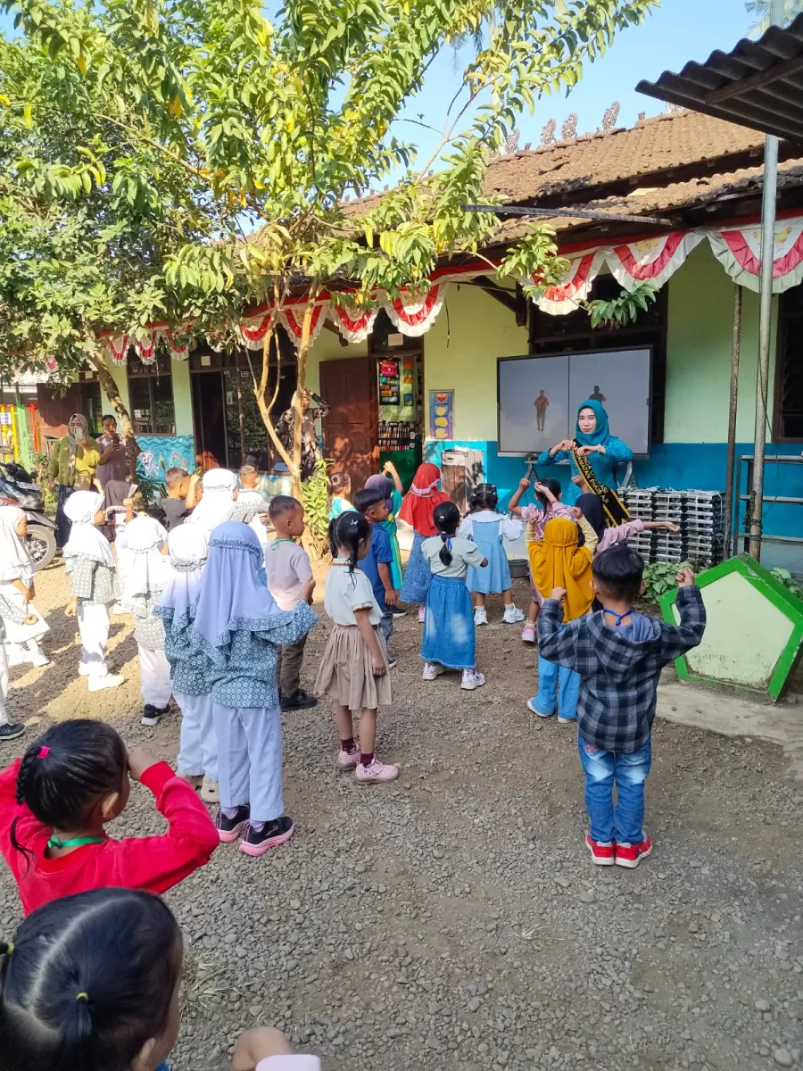 Kunjungan Bunda PAUD Kecamatan Pakis Aji ke TK Tarbiyatul Athfal Desa Kawak