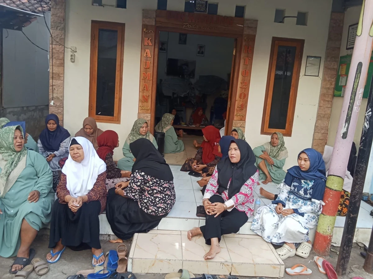 Pkk RT 02 RW 04 kelurahan Kauman memperingati hari batik Nasional 