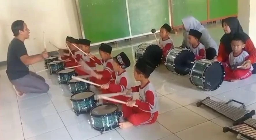 Siswa RA Darul Huda 2 Karanggondang Ikuti Latihan Drumband