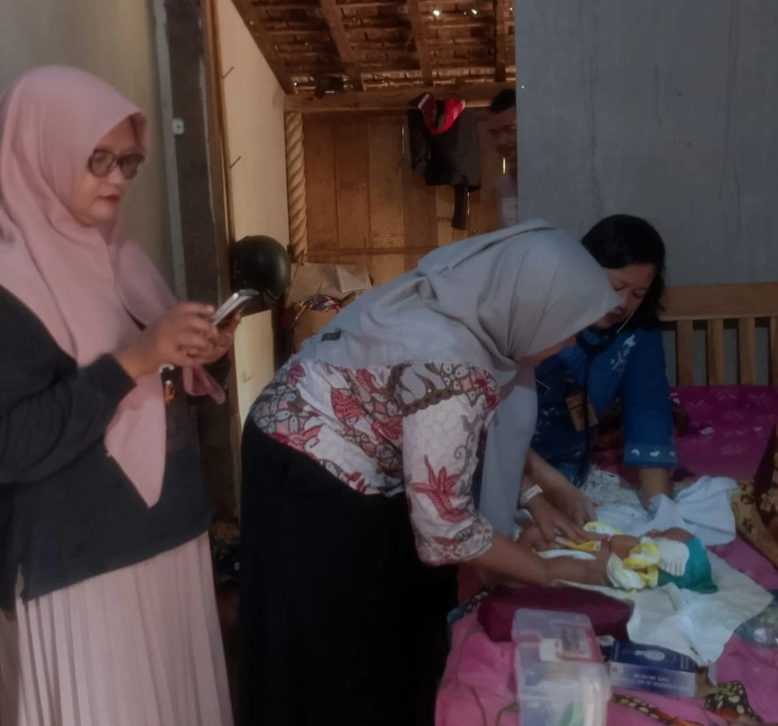 Kunjungan Rumah Bidan Desa dan Kader KIA di RT 01/RW 09 Desa Karanggondang