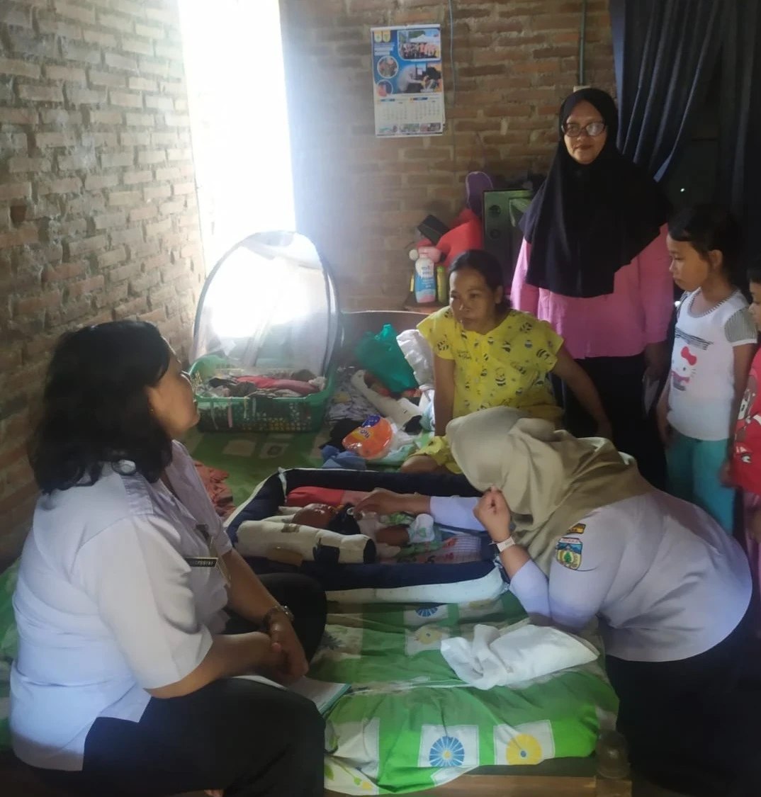 Pendampingan dan Pemantauan Tumbuh Kembang Bayi BBLR oleh Bidan dan Kader KIA Karanggondang