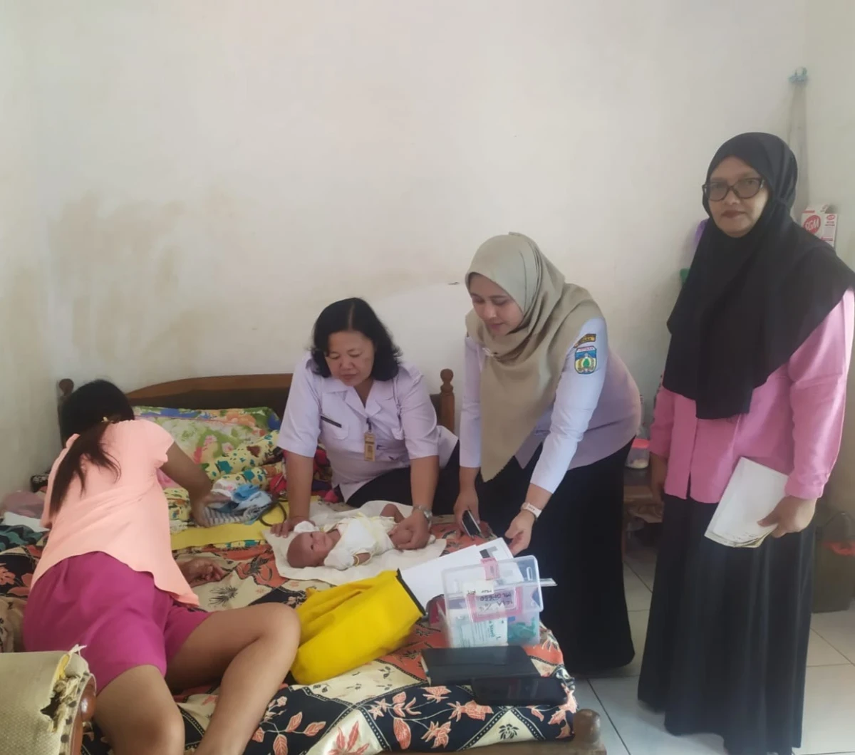 Aksi Peduli Kesehatan Ibu dan Anak: Kunjungan Rutin Bidan Desa ke Rumah Bayi BBLR di Desa Karanggondang
