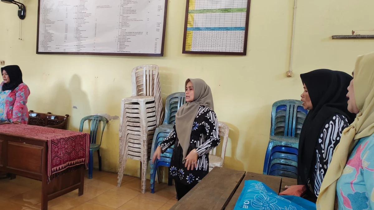 Kegiatan PKK menyanyikan lagu mars PKK dan mars Jepara. 