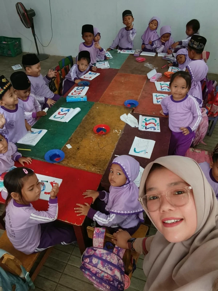 Mengenal warna dan huruf Hijaiyah . 