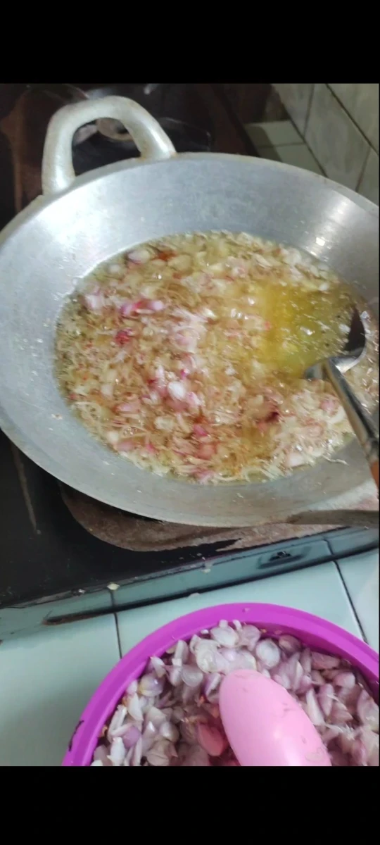 Mengunjungi pembuatan bawang goreng 
