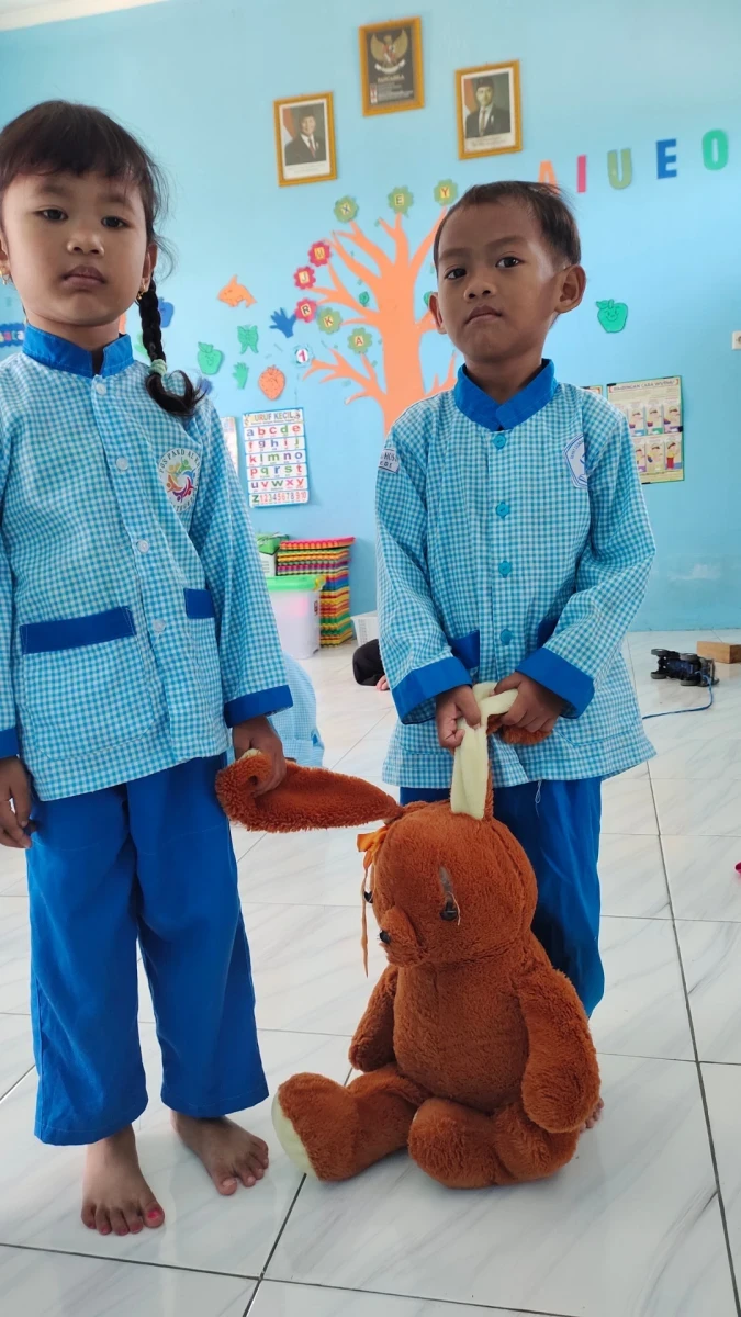 Anak berebutan boneka 