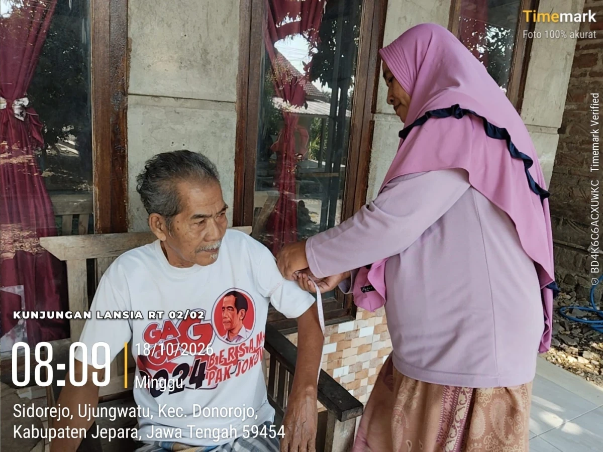 KUNJUNGAN LANSIA OLEH KADER POSYANDU DI RT 02 RW 02 DUKUH SIDOREJO