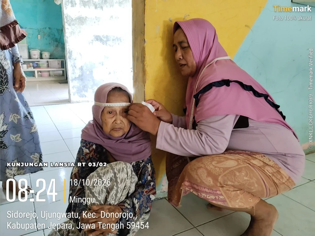 KUNJUNGAN LANSIA OLEH KADER POSYANDU DI RT 03 RW 02 DUKUH SIDOREJO