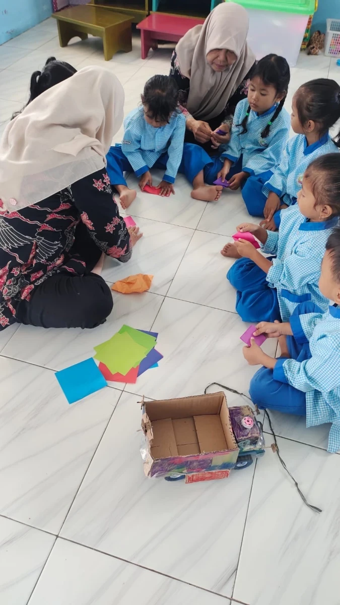 Membuat kayak dari kertas origami 