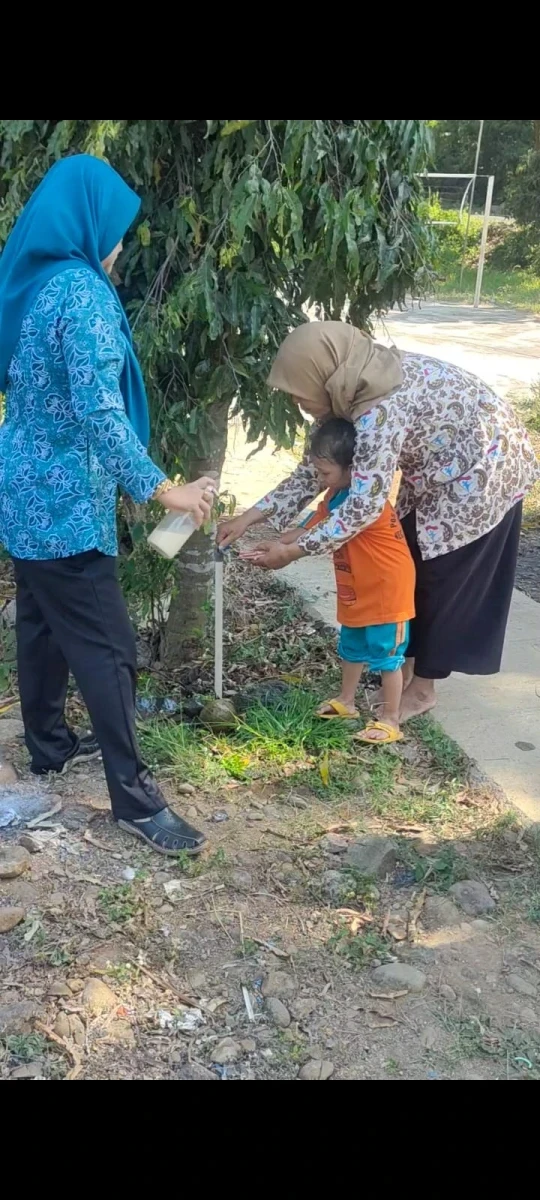 Melatih anak untuk berwudhu 