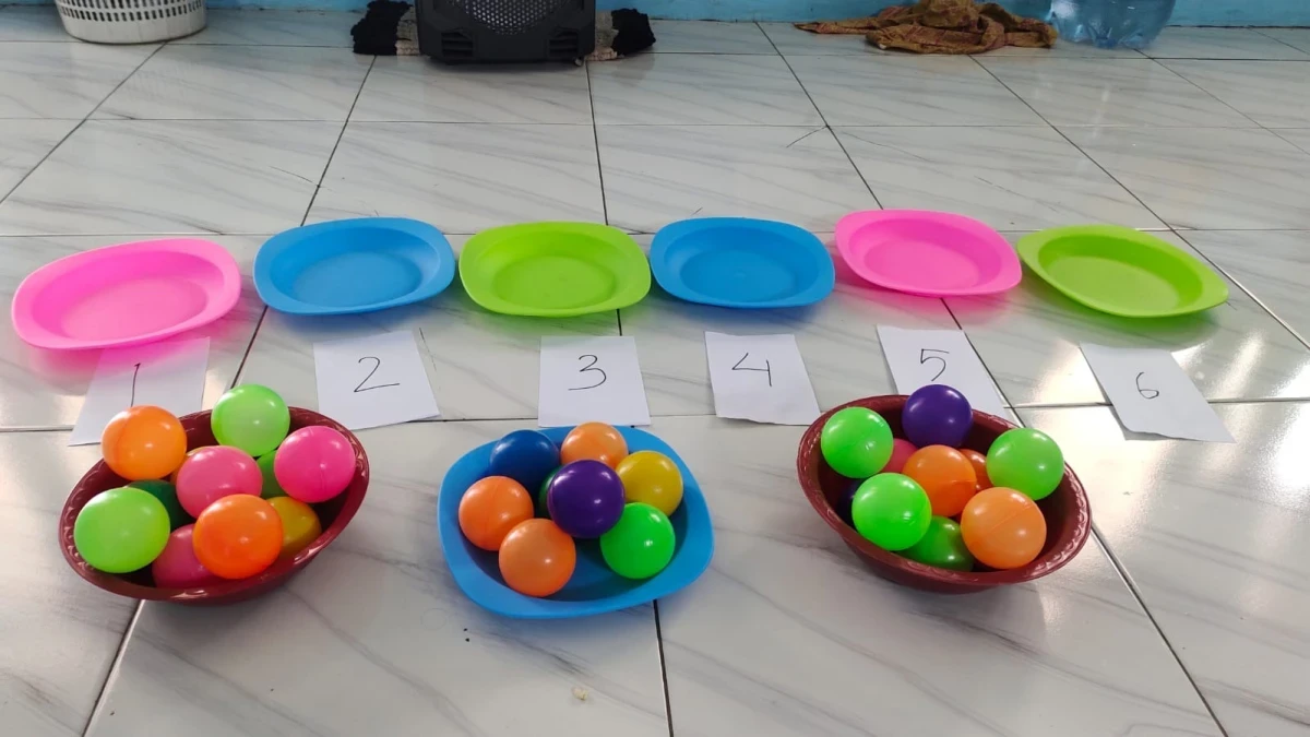 Mengambil bola sesuai warna piring 