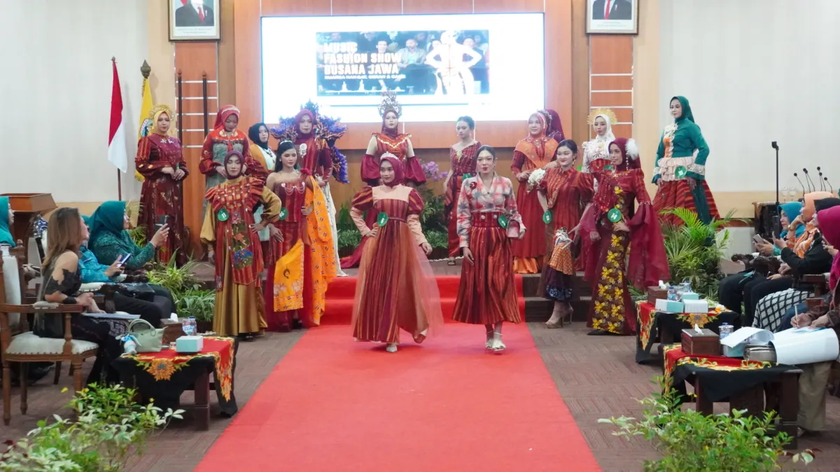 Lomba Desain Baju Tenun Troso 