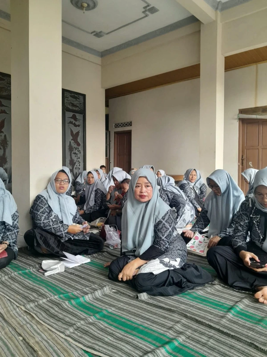 PKK RT 03/RW 02 Bendansari Gelar Pertemuan Rutin dengan Praktik Resep Lemet Singkong